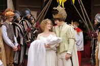 Rumpelstilzchen – Stolz hält das junge Königspaar (Marie-Christine Friedrich und Sebastian Fischer) das Kind in den Armen.