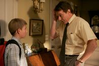 Malcolm mittendrin – Können nicht verstehen was mit Lois los ist: Dewey (Erik Per Sullivan, l.) und Hal (Bryan Cranston, r.) ...