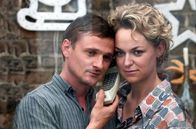 Weissensee – Martin (Florian Lukas, l.) und Katja (Lisa Wagner, r.) stellen Nachforschungen über den Wohnort der Ärztin an, die bei der Geburt von Anna Dienst hatte.