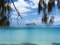 Verrückt nach Meer – Das Kreuzfahrtschiff "Grand Lady" im blauen Wasser vor der Ile de Pins, Neukaledonien. Dort macht das Schiff während der Dreharbeiten zur 8. Staffel der ARD-Doku-Serie "Verrückt nach Meer" auf dem Weg von Sydney über die Südsee nach Acapulco Halt.