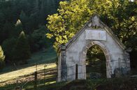 Chaudun - Das verkaufte Dorf – Überreste des Giebels der alten Kapelle im Dorf Chaudun