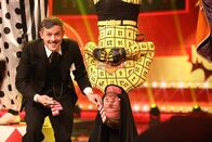 Die beste Show der Welt – Da hat sich Spielemacher Klaas (l.) mal wieder etwas ganz Besonderes ausgedacht: In "BingoMan Live" werden die Zahlen nicht aus einer Urne gezogen, sondern Joko (r.) fungiert als besonderes Helferlein, um die Bingo-Zahlen zu bestimmen ...