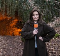 ZDF Magazin vor Ort – Reporterin Katja Forohrd (Caro Worbs) berichtet live und vor Ort vom "brennenden Loch" in der Eifel und versucht, herauszufinden, was es damit auf sich hat.