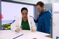 In aller Freundschaft – Dr. Kai Hoffmann (Julian Weigend) sorgt sich um Dr. Lucia Böhm (Vanessa Rottenburg), die direkt im Anschluss an ihren Dienst, den Dienst eines erkrankten Kollegen übernommen hat.