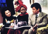 Die Nanny – Während des Termins bei der Hochzeitsfotografin Edna (Whoopi Goldberg) eskaliert der Streit zwischen Fran (Fran Drescher) und Maxwell (Charles Shaughnessy), der von ihr verlangt, einen Ehevertrag zu unterschreiben.