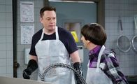 The Big Bang Theory – Howard (Simon Helberg, r.), Elon Musk (Elon Musk, l.).