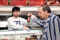 Dittsche - Das wirklich wahre Leben – Das wirklich wahre Leben in der Eppendorfer Grillstation mit Dittsche (Olli Dittrich, r) und Wirt Ingo (Jon Flemming)