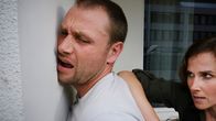 Tatort – Kommissarin Karin Gorniak (Karin Hanczewski) überwältigt Louis Bürger (Max Riemelt), der sich in den Ermittlungen als Verdächtiger herauskristallisiert hat.