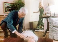 Diagnose: Mord – Nadine (Kelly Mullis, r.) sieht entsetzt, wie ein ihr Unbekannter - Dr. Sloan (Dick Van Dyke, l.) - sich über die Leiche ihres Chefs beugt.