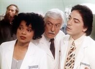 Diagnose: Mord – Amanda (Victoria Rowell, l.), Dr. Sloan (Dick Van Dyke, M.) und Jack (Scott Baio, r.) beobachten die Dreharbeiten zu einer Fernsehserie.