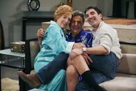 Two and a Half Men – Bei den Dreharbeiten: Holland Taylor (l.), Mike Connors (M.) und Produzent (Chuck Lorre, r.) ...