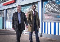 Detective Grace – DS Roy Grace (John Simm, l.) hofft, dass sein kürzlich angeschossener Partner DS Glenn Branson (Ritchie Campbell, r.) wirklich wieder so fit für den Dienst ist, wie er behauptet.