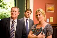 Inspector Barnaby – DCI Tom Barnaby (John Nettles, l.), DS Ben Jones (Jason Hughes, M.) und Matilda Simms (Susannah Harker, r.).