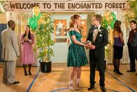 The Goldbergs – Brea Bee (Sadie Stanley, mitte l.), Adam Goldberg (Sean Giambrone, mitte r.)