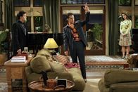 Two and a Half Men – Rose (Melanie Lynskey, r.) kann nicht glauben, dass sich Charlie (Charlie Sheen, l.) und Alan (Jon Cryer, M.) als ein schwules Pärchen ausgeben wollen ...