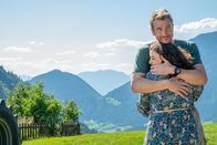 Der Bergdoktor – Dank Lilli (Ronja Forcher) kann Hans (Heiko Ruprecht) endlich wieder nach vorne schauen.