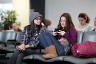 Modern Family – (v.li.) Ariel Winter (Alex Dunphy), Sarah Hyland (Haley Dunphy).