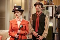 The Big Bang Theory – Bernadette (Melissa Rauch, l.); Howard (Simon Helberg, r.)