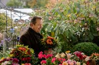 Watzmann ermittelt – Beissl (Andreas Giebel) kauft seiner Frau einen Blumenstrauß.
