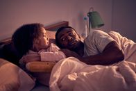 Vierwändeplus – Auch Martin (Alexander Prince Osei) versichert seiner verwunderten Tochter Emma (Mary Amber Oseremen Tölle), dass Caro natürlich schon immer durch Fenster geklettert ist.