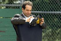 Monk – Zu Monks (Tony Shalhoub) zahlreichen Phobien gehört auch die Angst vor Bakterien. Wenn er beim Baseballspiel schon den Gesichtsschutz eines Fremden tragen soll, dann wird der vorher höchst penibel von allen Keimen befreit.
