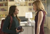 Salvation – Noch vor kurzem war Grace Barrows (Jennifer Finnigan, r.) größte Sorge, dass ihre Tochter Zoe (Rachel Drance, l.) so schnell groß wird und schon bald ausziehen könnte, doch dann erfährt die Pentagon-Pressesprecherin von einem herannahemden Asteroiden, der alles Leben auf dem Planeten auslöschen könnte ...