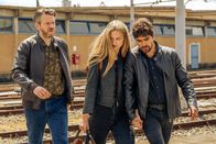 Signora Volpe – Drogenboss Richelmo Gregori (Orlando Cinque, l.) setzt Alice (Issy Knopfler) und Tommaso (Giulio Corso, r.) unter Druck.