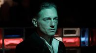 Babylon Berlin – In Paris hört Gereon Rath (Volker Bruch) zum ersten Mal seit Jahren wieder "Zu Asche Zu Staub".