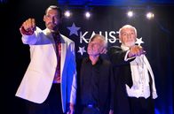 Rentnercops – Edwin (Tilo Prückner, M.) traut sowohl Maldini (Dietrich Hollinderbäumer., M.), als auch Kalisto (Felix Rech, l.), den Mord an der Assistentin zu.