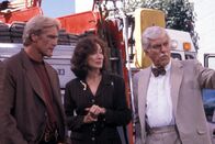 Diagnose: Mord – Steve (Barry Van Dyke, l.), Patricia Purcell (Dixie Carter, M.) und Dr. Mark Sloan (Dick Van Dyke, r.) suchen auf einem Schrottplatz nach Beweismaterial.