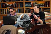 The Big Bang Theory – Machen sich Sorgen um Amy: Sheldon (Jim Parsons, r.) und Leonard (Johnny Galecki, l.) ...