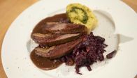 Lecker Weihnachten – Klassisches Weihnachtsessen: Gänsebrust mit Kartoffel-Rouladen, die mit Petersilien-Pesto gefüllt sind. Dazu Rotkohl mit Äpfeln und gerösteten Maronen.