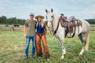 Auf und davon – Auf und davon Staffel 17 Folge 6 Marc und Mirjam Dunkel mit ihrem Pferd in Colorado. 2026 Copyright: SRF