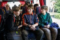 Berts Katastrophen – Bert (Hugo Krajcik, r.) mit seinen beiden Freunden Lil' Eric (Arvid Bergelv) und Åke (Frank Dorsin) im Bus auf dem Weg zur Schule