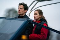 Jenseits der Spree – Lilly Seidel (Alexandra Pfeifer, r.) bittet in ihrer Verzweiflung den Klimaaktivisten Mark Nowak (Max Krause, l.) um Hilfe.