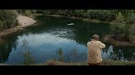 Cryptid – Axel (Johan Hedenberg) versucht, das Monster zu erschießen.