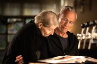Tatort – Karin Bongartz (Barbara Nüsse) zeigt Max Ballauf (Klaus J. Behrendt) alte Fotos und schwelgt in Erinnerungen.