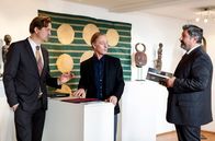 Huck – Ein Undercover-Einsatz führt Huck (Patrick von Blume, l.) und Cem (Aykut Kayacik, r.) zum Galeristen Esswein (Wilfried Hochholdinger, M.).