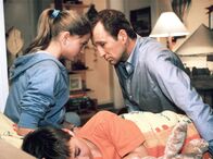 Vater braucht eine Frau – Der allein erziehende Vater Frank Neu (Peter Lohmeyer) kümmert sich fürsorglich um seine Tochter Saskia (Nadine Fano) und um seinen jüngsten Sohn Benny (Georg Hans).