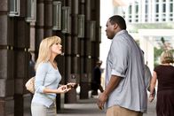 Blind Side - Die große Chance – Michael Oher (Quinton Aaron, r.) ist schwarz, übergewichtig und zu tiefst traumatisiert. Er ist ein obdachloser Teenager, der weder sich selbst noch anderen Menschen vertraut. Doch das soll sich ändern, als er auf Leigh Anne Tuohy (Sandra Bullock, l.) trifft ...