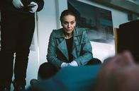Das Netz - Prometheus – Jeremy Hall ist tot. Detective Green (Amanda Abbington) am Fundort