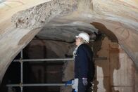 Schätze des Römischen Reichs – Dr. Maria Bartoli untersucht die laufenden Konservierungsarbeiten an den Fresken der unterirdischen Überreste der Domus Aurea von Kaiser Nero. (Kredit: National Geographic)