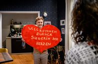 Sturm der Liebe – Max (Stefan Hertmann, l.) begrüßt Vanessa (Jeannine Gaspár, r.) nach ihrer Fechtmeisterschaft.