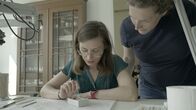 Mythos - Die größten Rätsel der Geschichte – Das Motiv Sintflut taucht schon in den ältesten Überlieferungen auf. Die Wissenschaftlerinnen Juliane Eule (l.) und Fanet Göttlich untersuchen eine Keilschrifttafel.