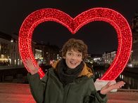 Terra Xpress – Lena Ganschow in Göteborg, Schweden, vor dem großen Lichterherz.