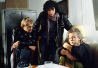 Tatort – Silke hat in der Diskothek zwei Typen kennengelernt... Von links: Klaus (Uwe Ochsenknecht), Bernd (Franz Ott), Silke (Heike Goosmann).