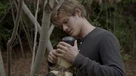 MacGyver – Als sich der Zustand der verletzten Pilotin verschlechtert, muss MacGyver (Lucas Till) handeln, bevor der Verbrecher sie gefangen nehmen kann. Für die Rettung stehen ihm jedoch nur ein langes Messer und eine Wasserflasche zur Verfügung ...