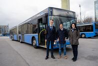 Checker Tobi – Bei der Münchner Verkehrsgesellschaft MVG bekommt Tobi (Mitte) Fahrstunden von Busfahrerin Biljana.