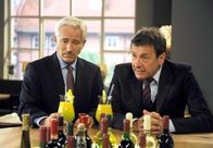 Rote Rosen – ARD ROTE ROSEN FOLGE 1860 Uhr im ERSTEN. Thomas (Gerry Hungbauer, l.) will auf Gunters (Hermann Toelcke, r.) Rat hin, um sein Naturschutzprojekt kämpfen.