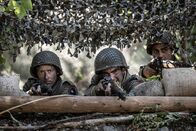 Hitlers letzter Widerstand – NACHSTELLUNG – US-Infanteristen feuern von einem provisorischen Geschützstand aus auf Deutsche. (Bildnachweis: HLS6 Productions Ltd./Sean F. White)